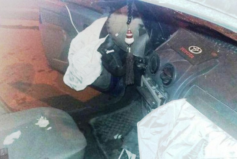 Двое пострадали ночью во врезавшемся в столб Renault Logan в Чите