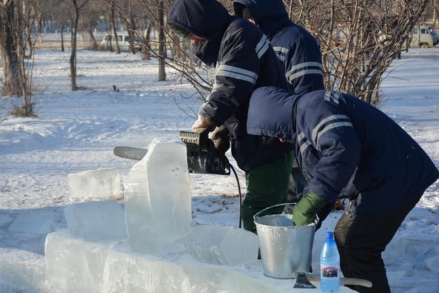 Вандалы сломали фигурки собак в Ледовом городке в Краснокаменске