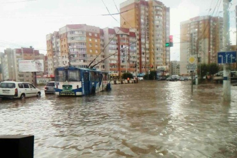Более 20 троллейбусов встали в Чите из-за сильного ливня
