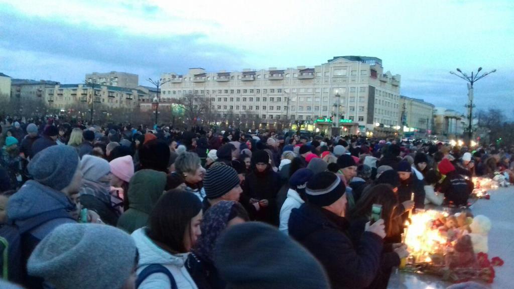 Сотни читинцев пришли на пл. Ленина почтить память жертв пожара в Кемерово