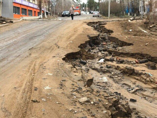 Дорогу размыло в районе перекрестка ул. Курнатовского-Нечаева в Чите