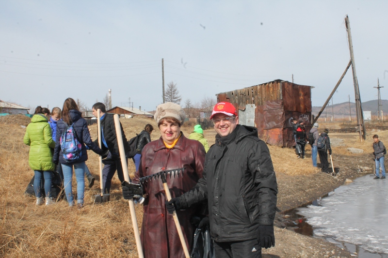 Депутат Катушев с волонтерами школы №23 очистили водоемы