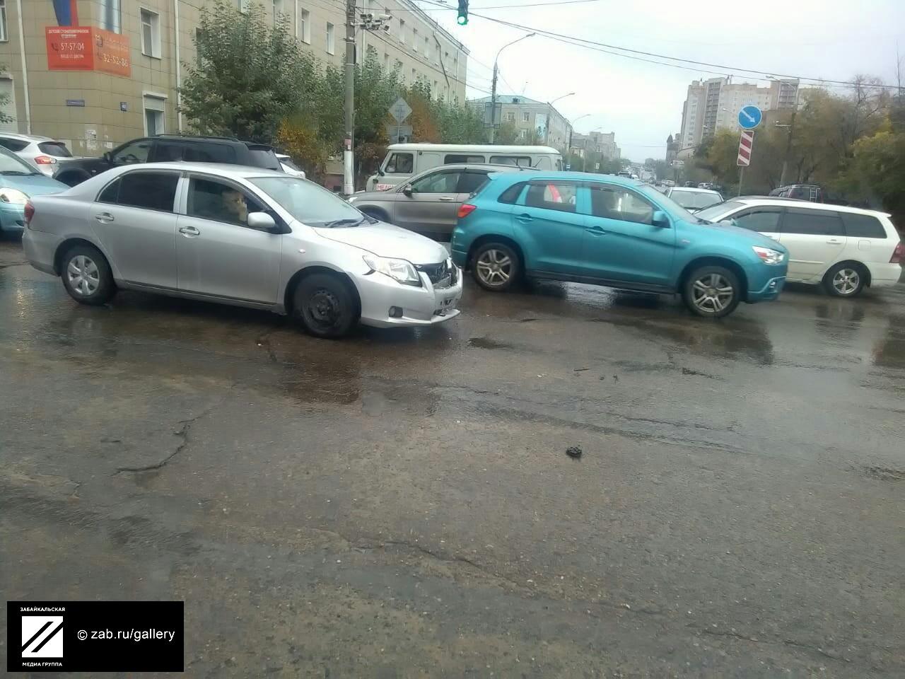 Пробка из-за столкновения трёх автомобилей образовалась в центре Читы