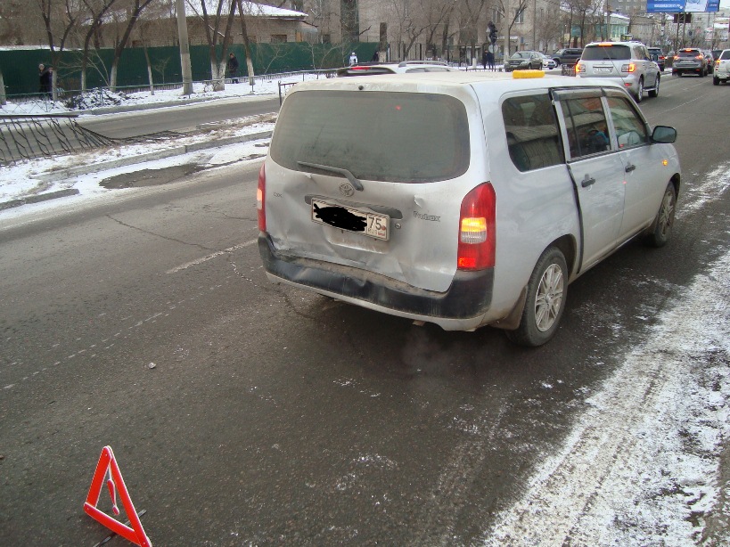 Водитель BMW X5 снес заграждение в центре Читы