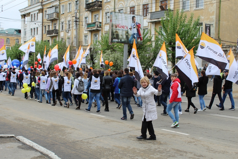 Шествие коллективов. Шествие трудовых коллективов. Чита шествие трудовых коллективов. Трудовое шествие в г. Кольчугино Владимирской. Партия дела фото.