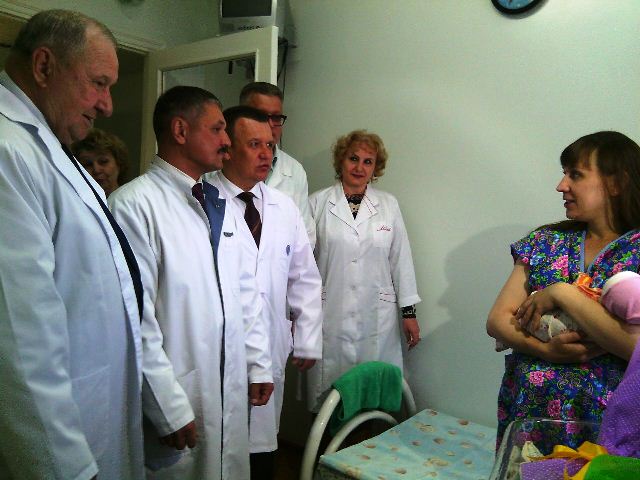 Первую новорожденную в День города поздравили Михалёв и Кузнецов