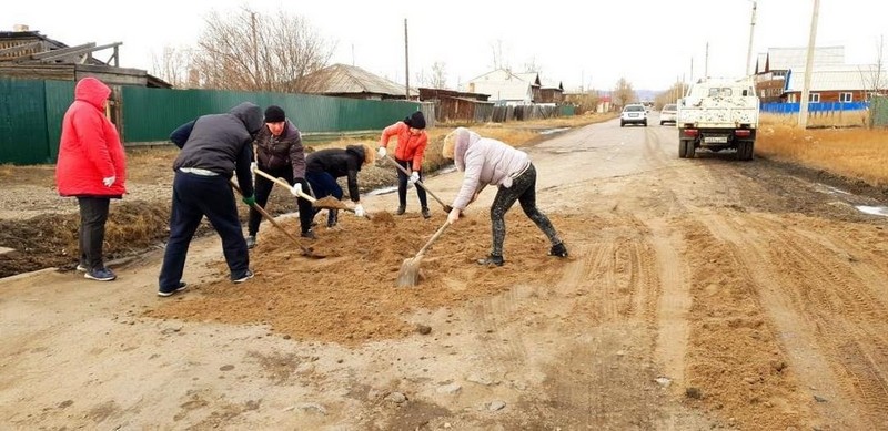 Жители посёлка в Чите сами засыпали 4-метровую яму на дороге