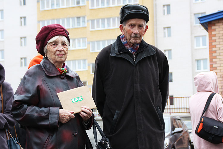 Обманутые дольщики получили ключи от квартир в новостройке от компании «РУС»