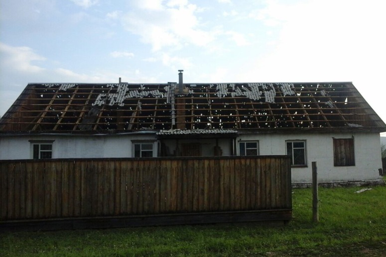 Жители села в Забайкалье чинят разбитые градом крыши, чем могут