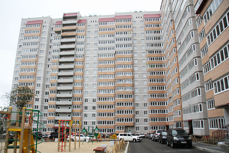 Обманутые дольщики получили ключи от квартир в новостройке от компании «РУС»