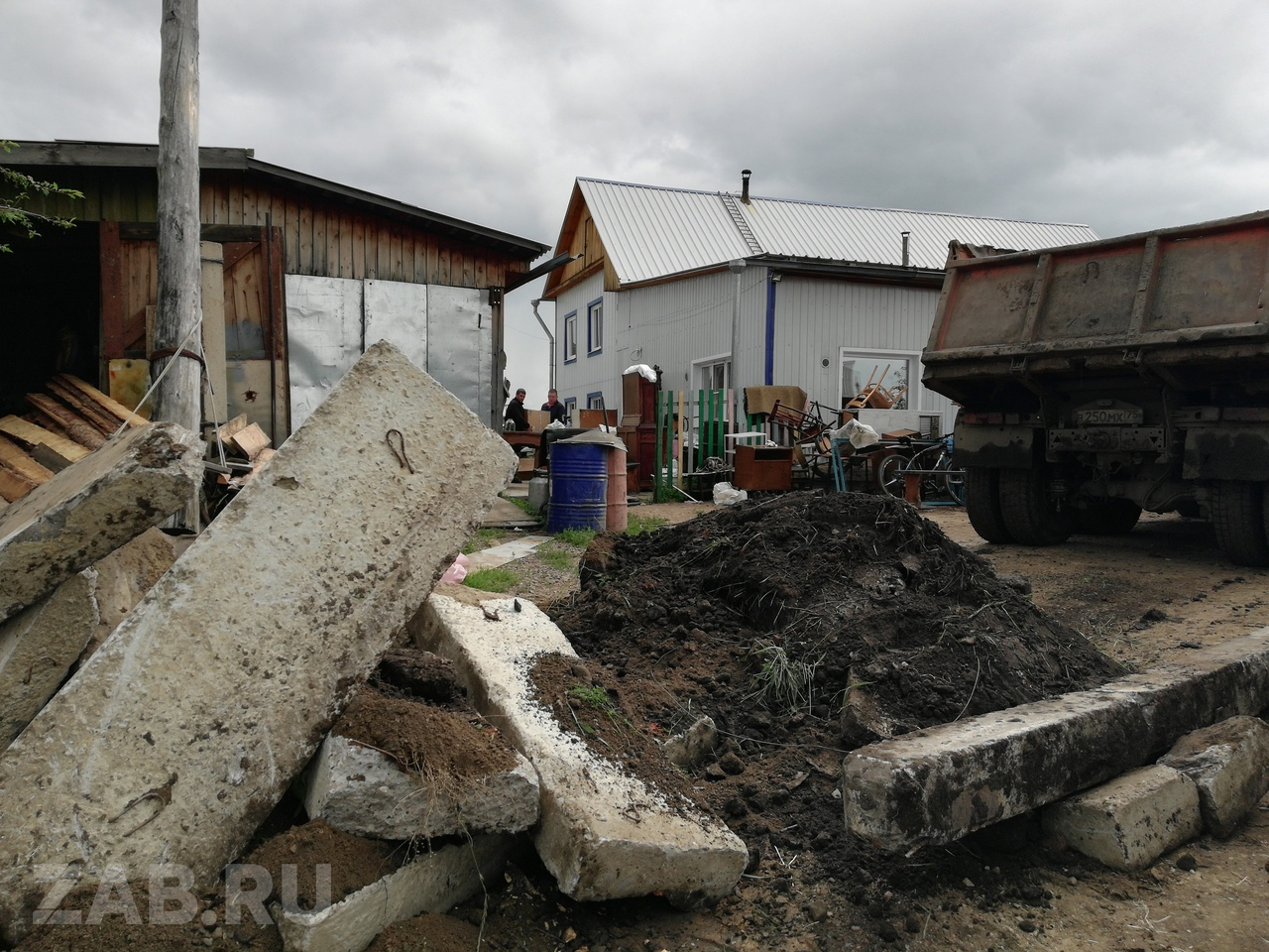 Дамбу возводят в поселке Биофабрика в Чите, чтобы не смыло дома