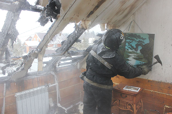 Пожарные отстояли горящий дом в Добротном