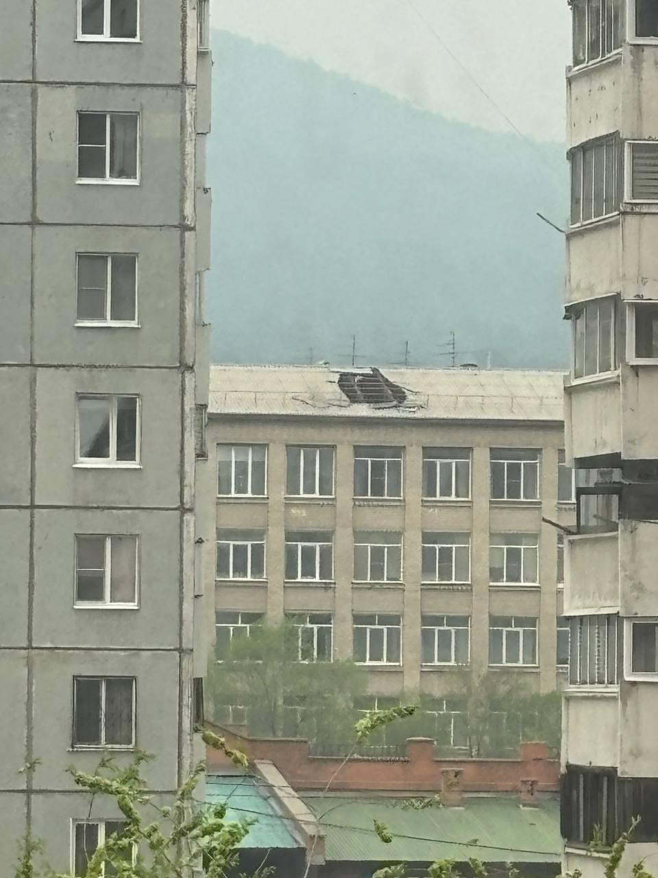 Кусок крыши сорвало на школе №19 в Чите