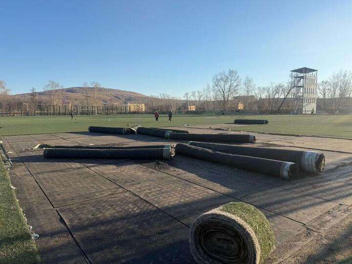 Футбольное поле «Локомотива» начали демонтировать в Чите