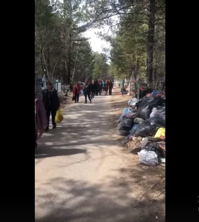 Читинцев возмутили горы мусора на центральном кладбище