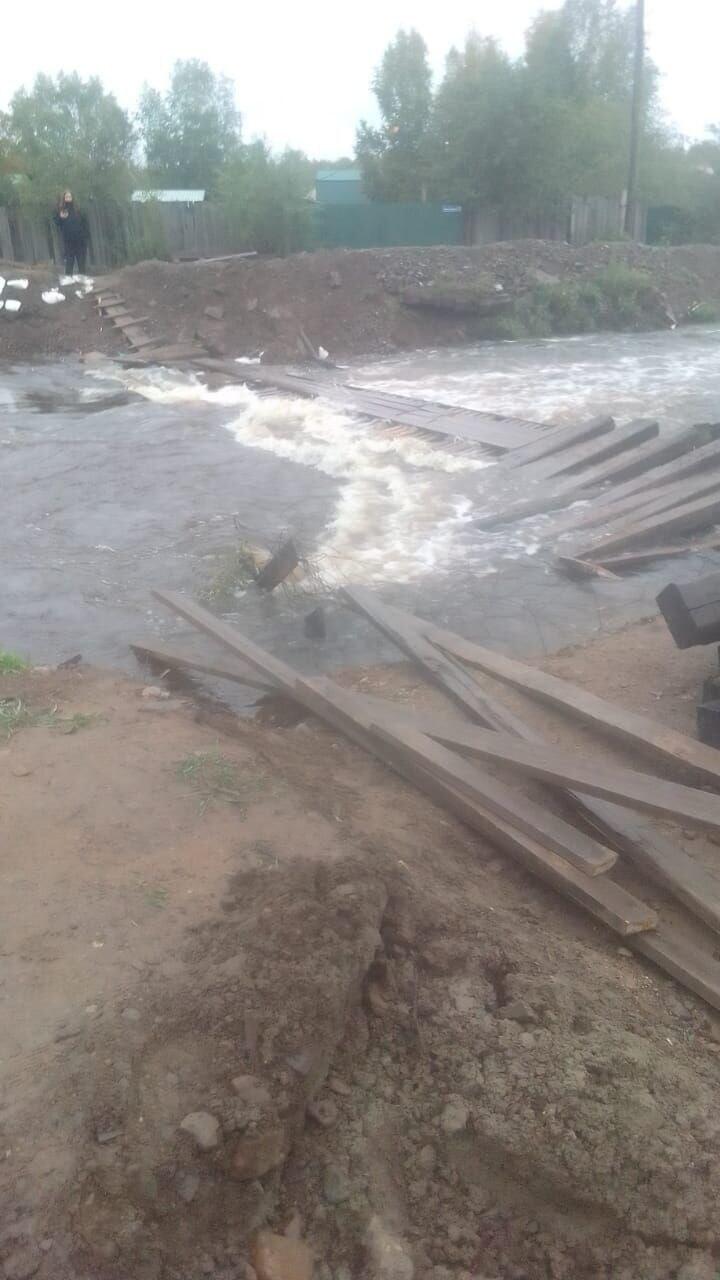 Вода пришла в Смоленку: разрушен мост и подтоплены участки