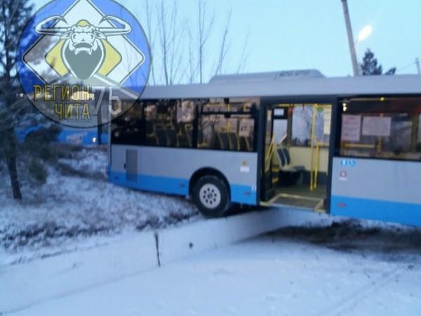 Сапожников - о повисшем на бордюре новом автобусе в Чите: Это безалаберность водителя