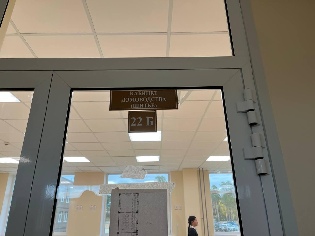 Столовая, просторные классы и спортзалы: новая школа открылась в Атамановке