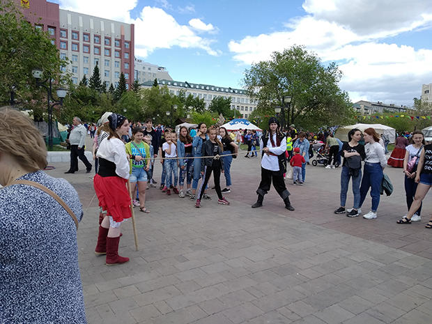 На площади чум, юрта и кибитка? Это День России