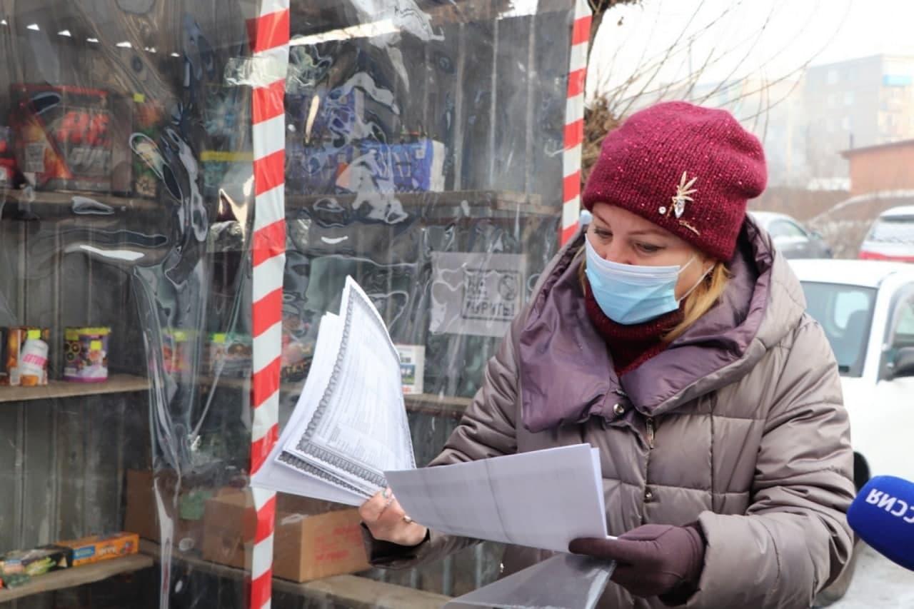 Киоск с пиротехникой в Чите поставили почти вплотную к жилому дому