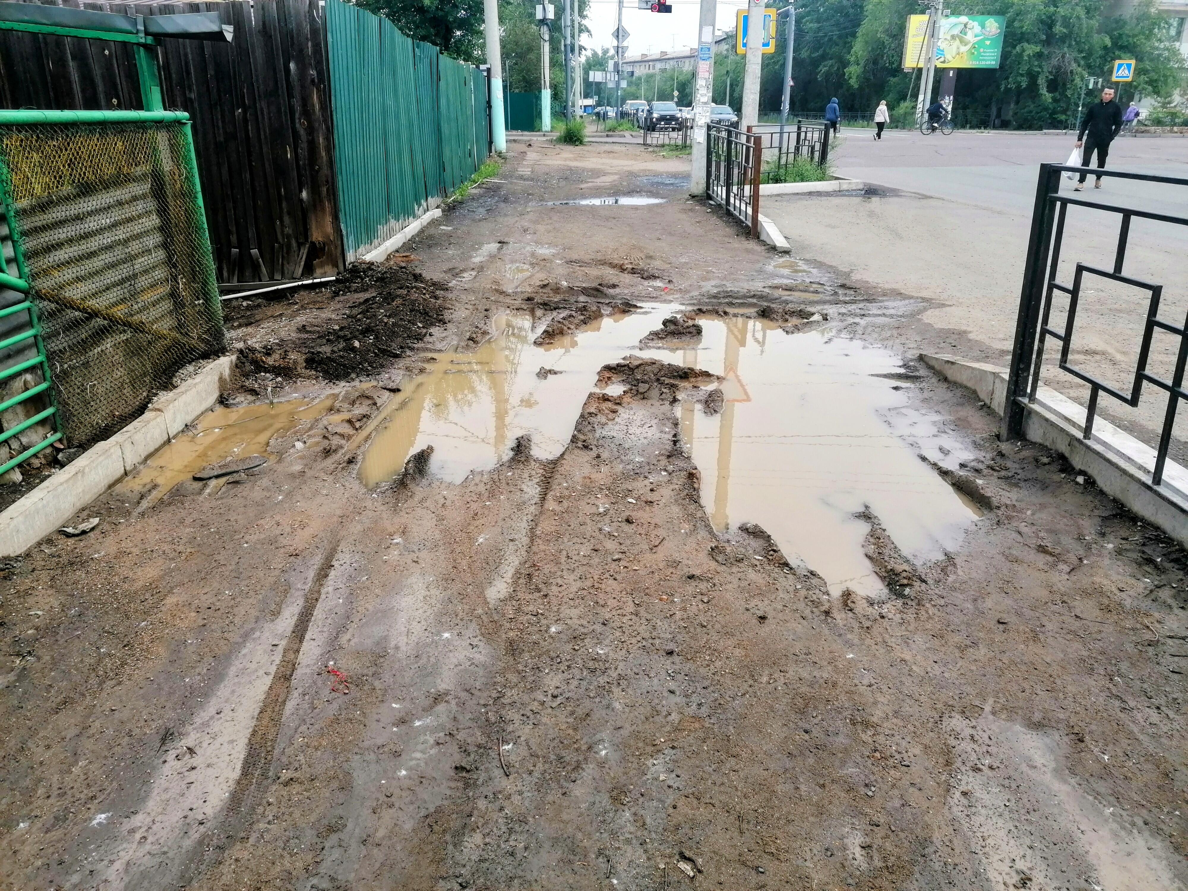 Дорожники превратили тротуар на Пожарке в бездорожье