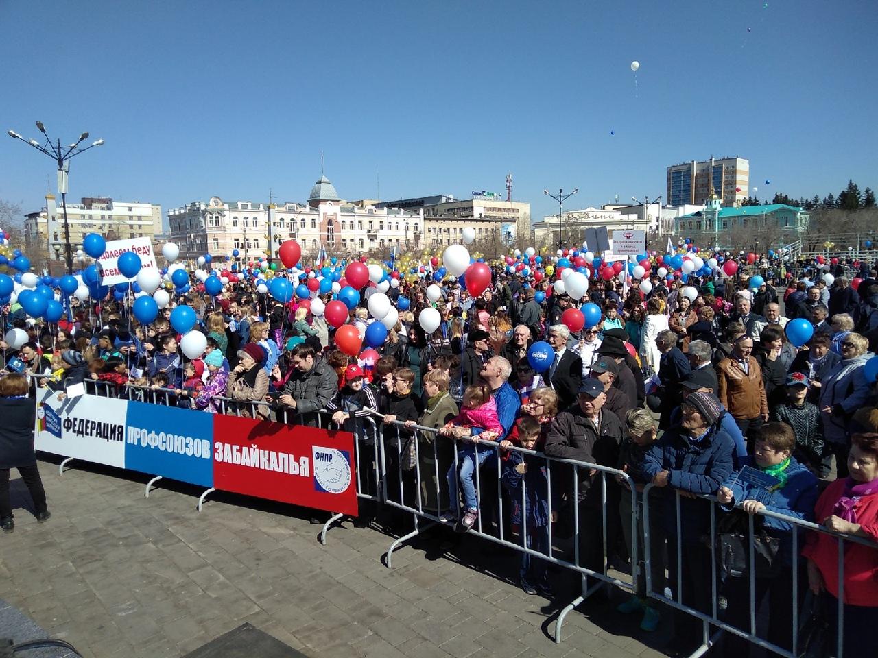 Более 10 тысяч человек приняли участие в праздничной демонстрации в Чите