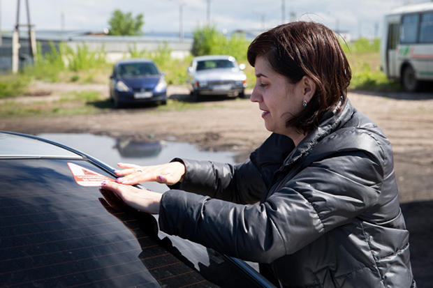 Читинские школьники вручили водителям рисунки с напутствиями соблюдать безопасность на железнодорожных переездах