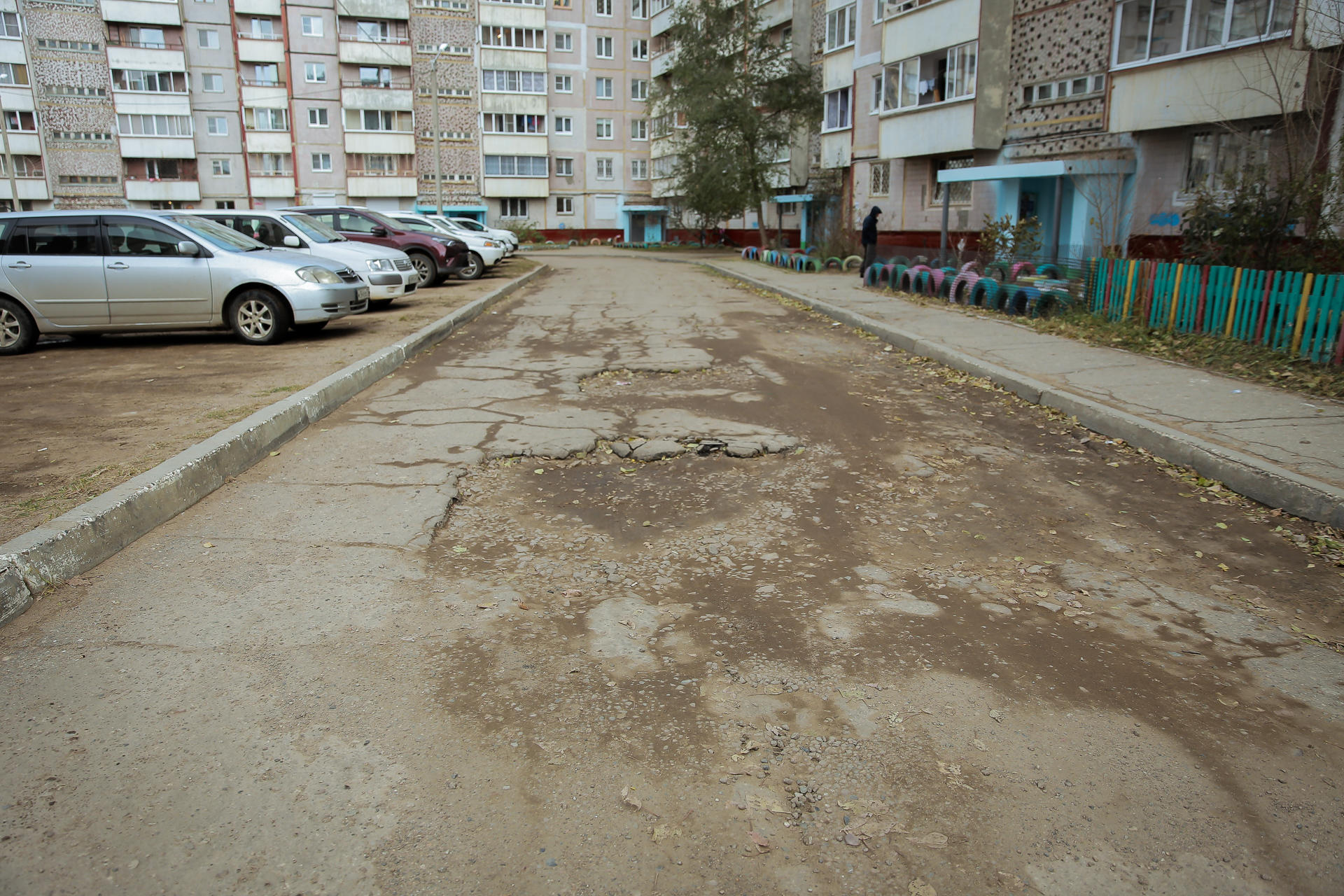 Забмедиа. Заровнять яму. За двором. Задворы ø 10. Раскопала теплосеть двор на ул Фрунзе 30.