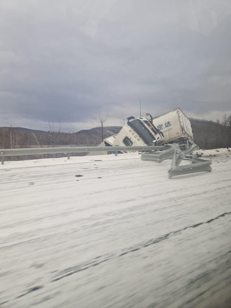Большегруз опрокинулся на федеральной трассе