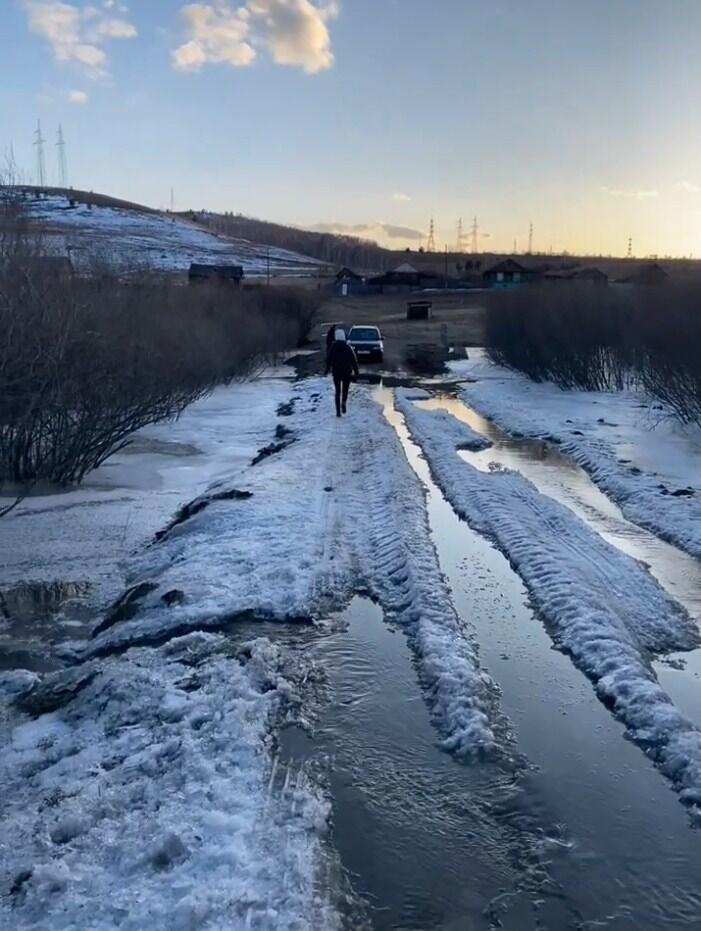 Река вышла из берегов и «заморозила» дорогу в Карымском районе