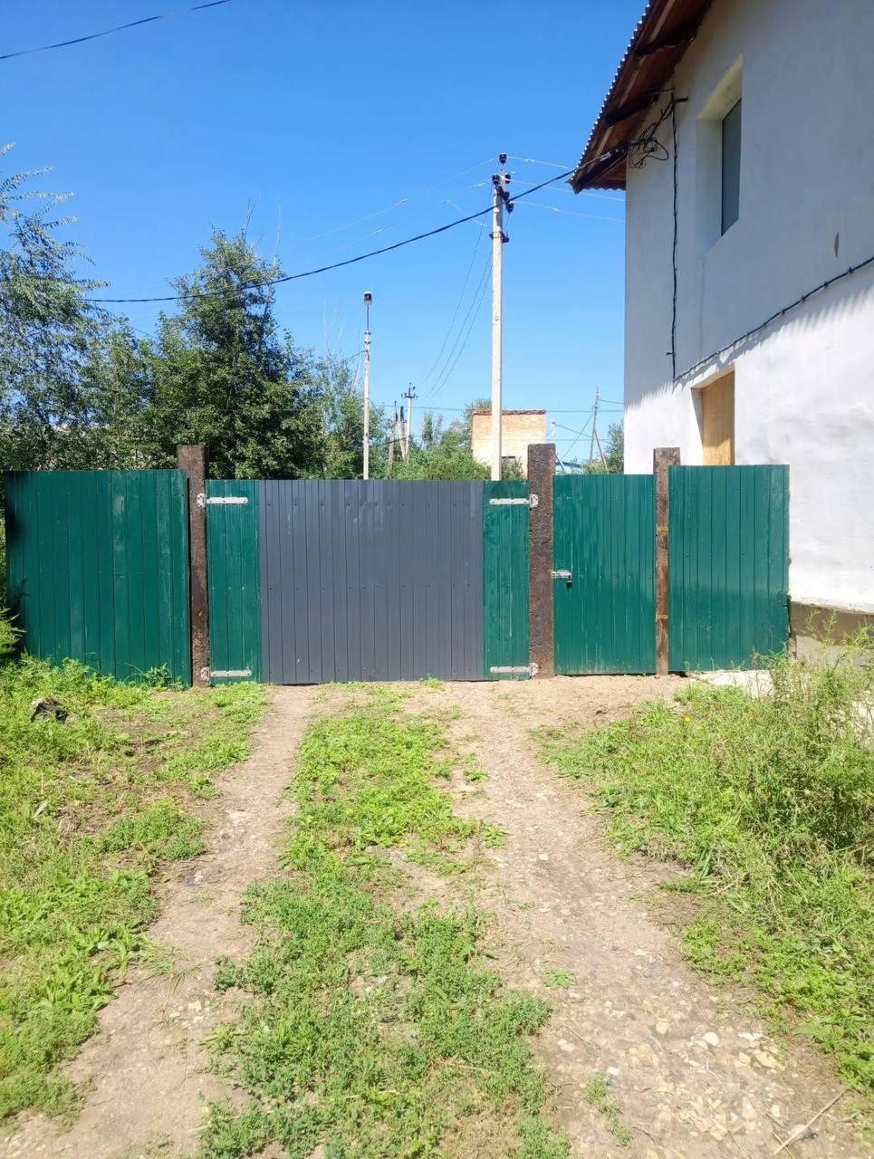 В Шерловой Горе мужчину заставляют снести забор, который он поставил там, где годами было запустение
