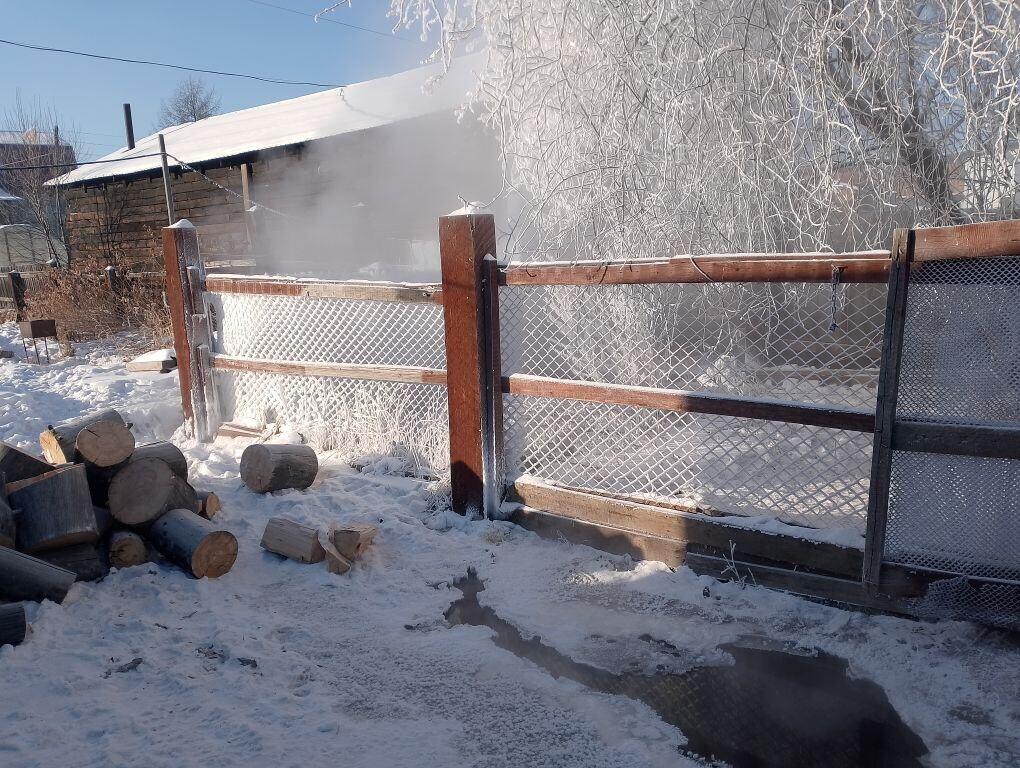 Фонтан горячей воды бьет между двумя домами в Могоче