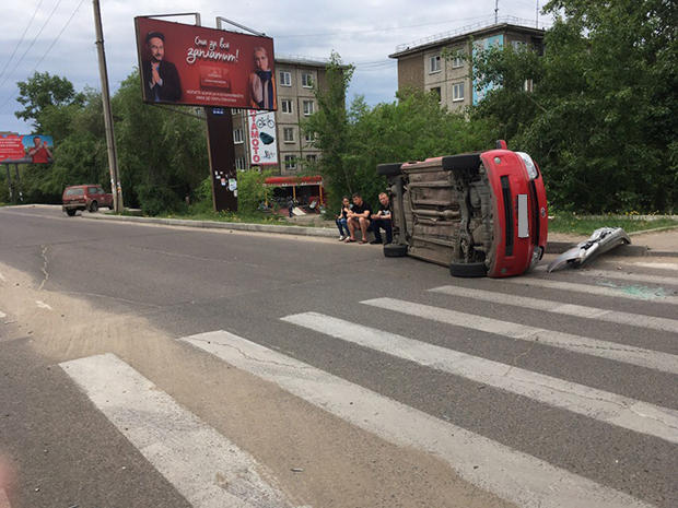 Toyota Porte завалилась на бок в результате аварии в центре Читы