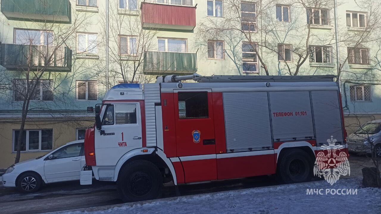 В воскресенье в жилом доме Читы загорелась квартира