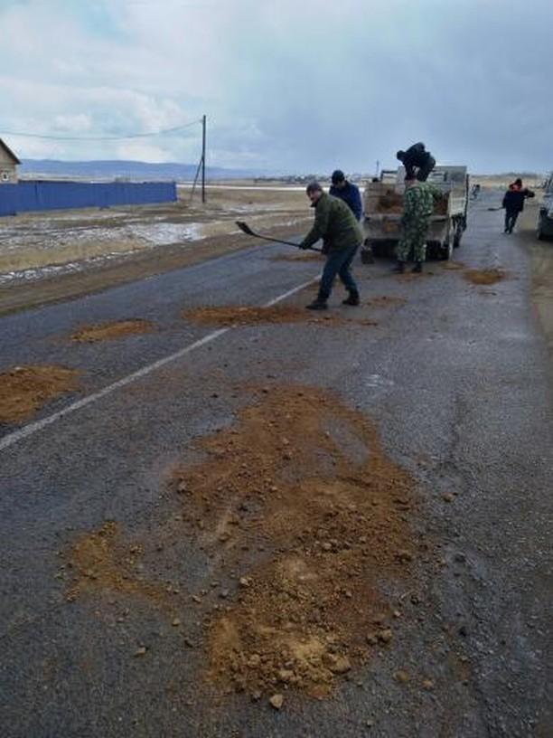 Жители Застепи сами сделали ямочный ремонт дороги