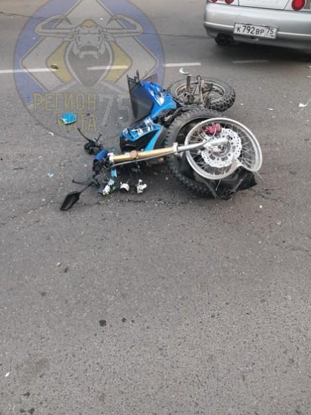 Водитель и пассажир мотоцикла пострадали после столкновения с автомобилем в центре Читы