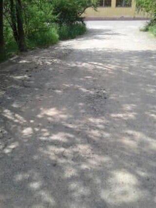Поваленные бордюры и разрушенный асфальт: читинец показал, как выглядит тротуар на ул. Баргузинская