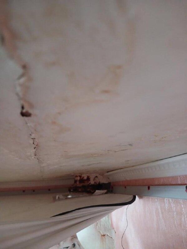 Жители дома на Автозаводской страдают от протекающей крыши