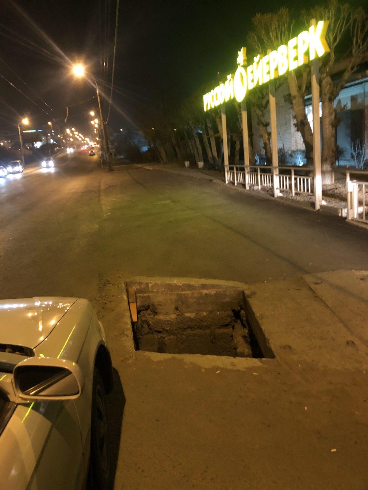Иномарка слетела в яму, оставленную открытой после ремонта ул. Ленина в Чите