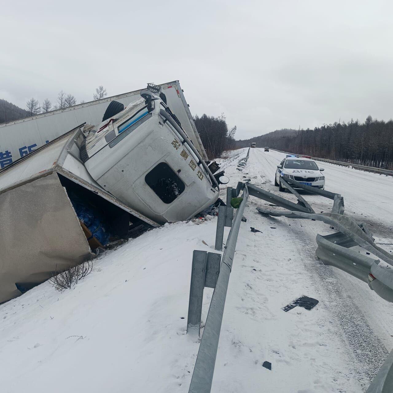 Большегруз опрокинулся на федеральной трассе