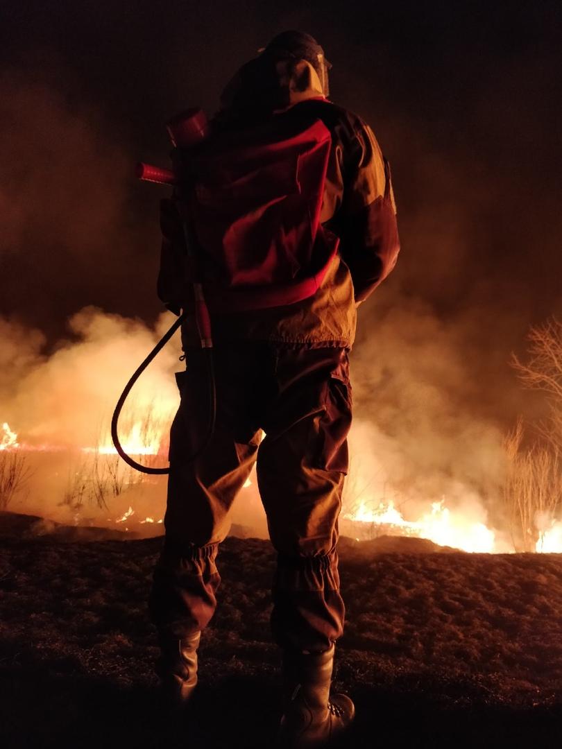 Две группы добровольцев за одну ночь потушили три лесных пожара в Забайкалье