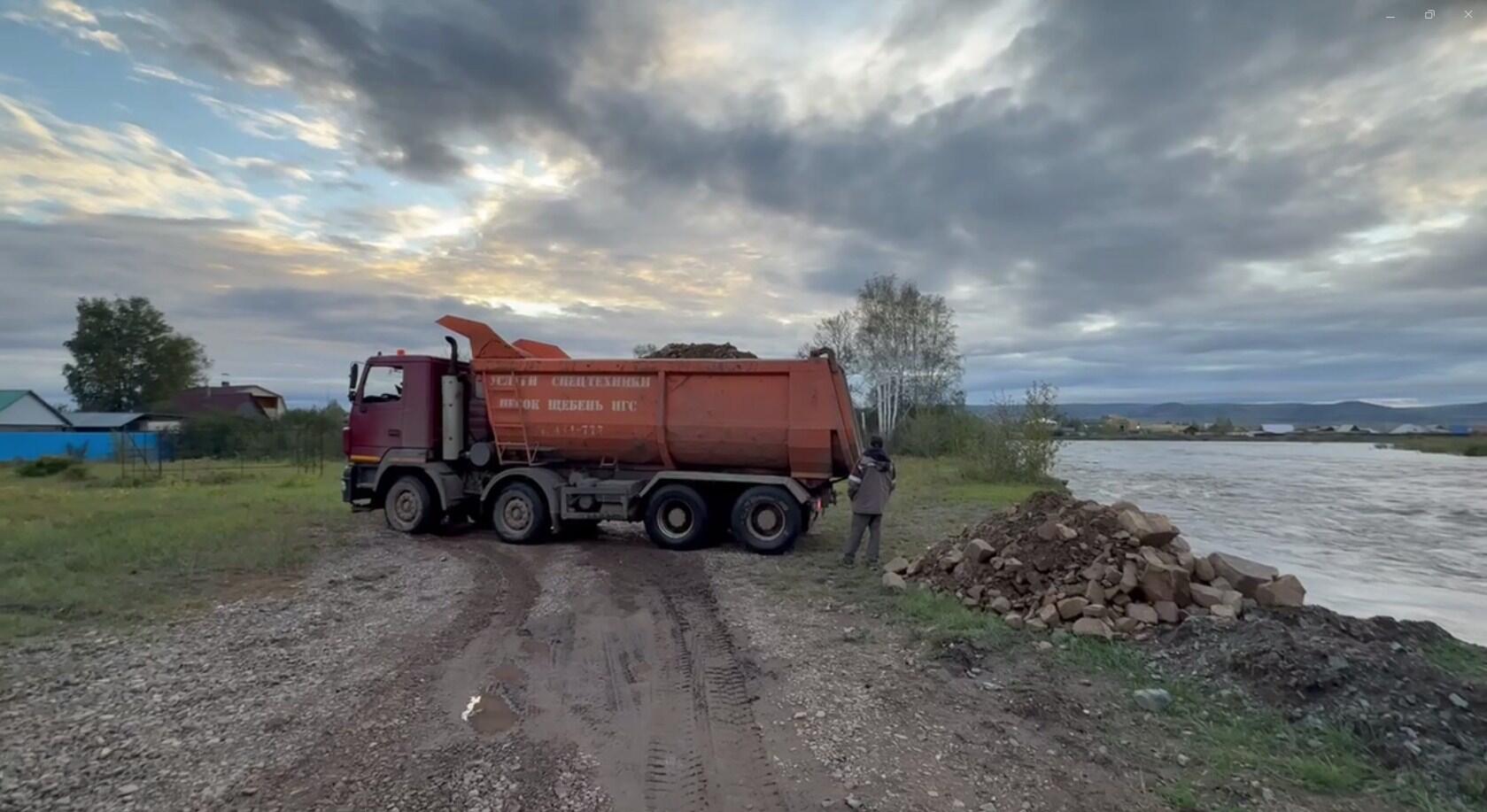 Берег реки Чита в районе дачных кооперативов укрепили мешками