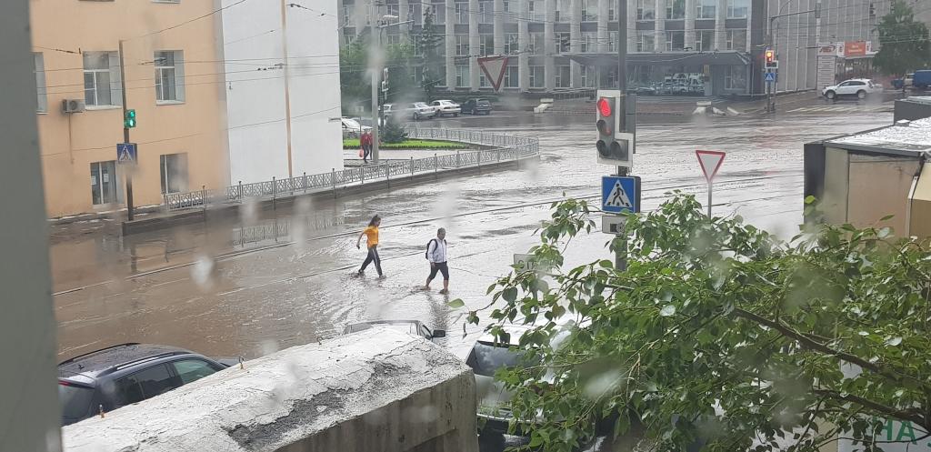 Несколько машин ушли под воду из-за ливня и града в Улан-Удэ