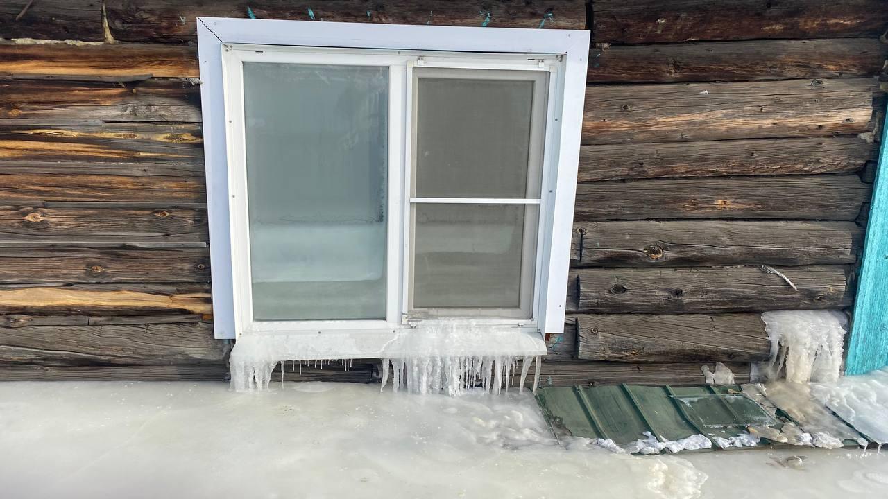 Жилой дом в г.Сретенск в Забайкалье «почти с головой» ушёл под лёд
