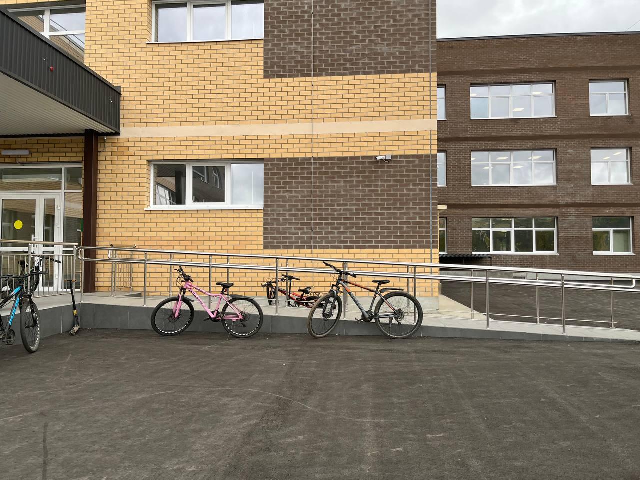 Столовая, просторные классы и спортзалы: новая школа открылась в Атамановке