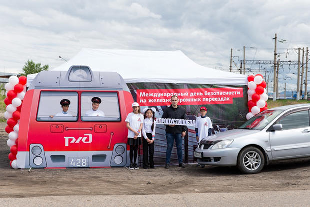 Читинские школьники вручили водителям рисунки с напутствиями соблюдать безопасность на железнодорожных переездах