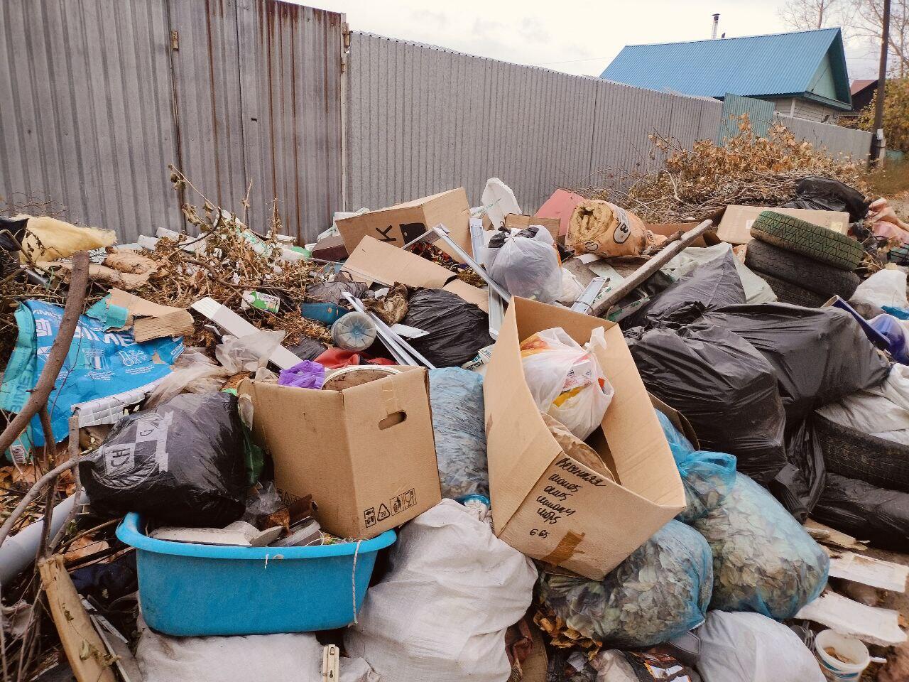 Огромная свалка мусора обнаружена во дворе дома в Чите