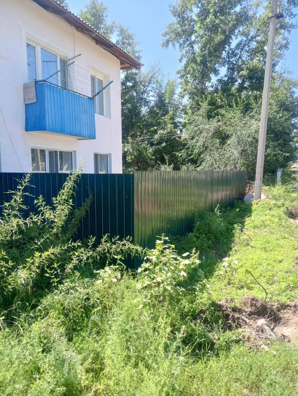 В Шерловой Горе мужчину заставляют снести забор, который он поставил там, где годами было запустение