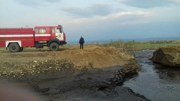 Пожарные помогают детям добираться до школы из-за разлива реки в Читинском районе
