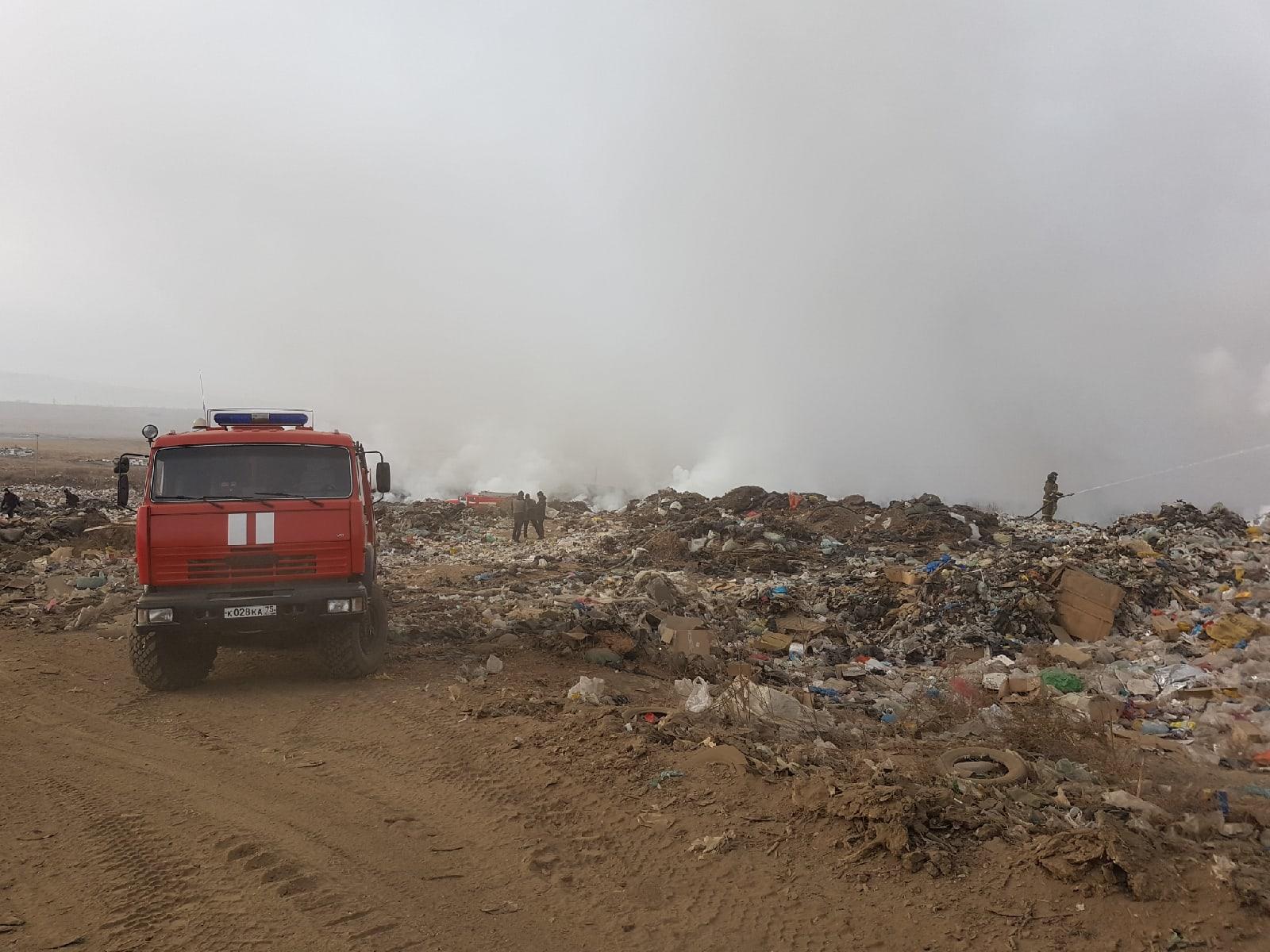 Площадь пожара на городской свалке в Ивановке составляет около 1,5 га
